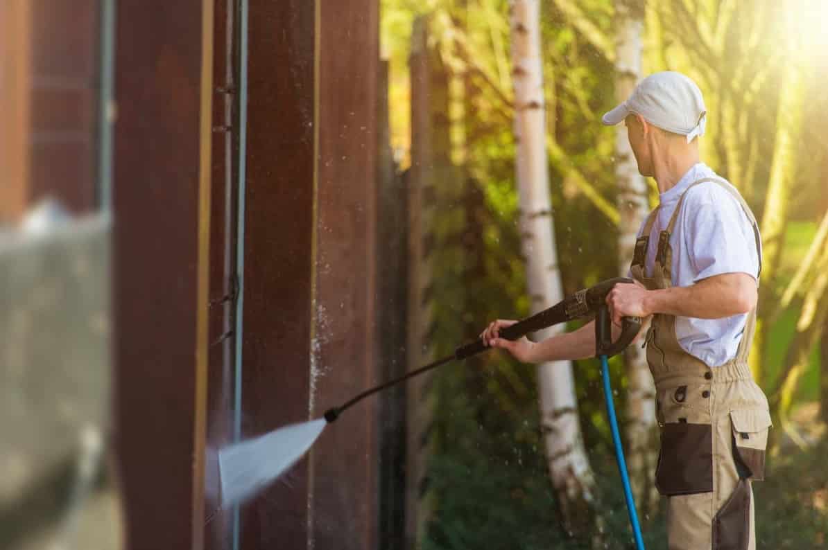 un homme avec un nettoyeur haute pression