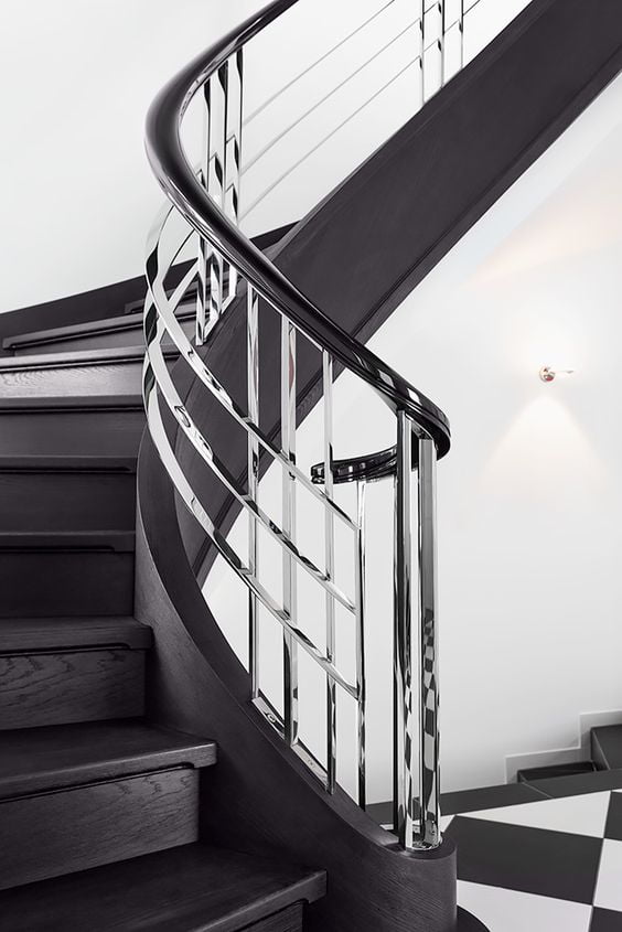 Escalier métallique courbé