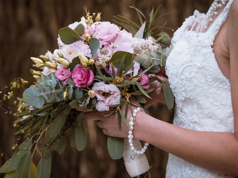 mariée tenant un bouquet