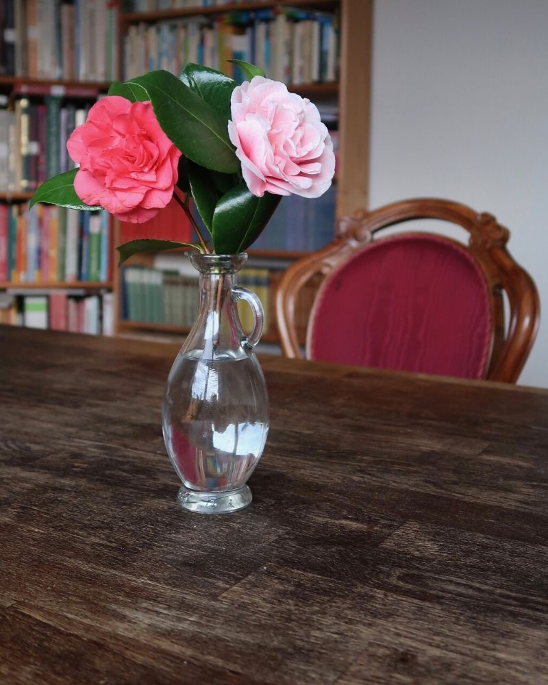 vase à fleurs sur table
