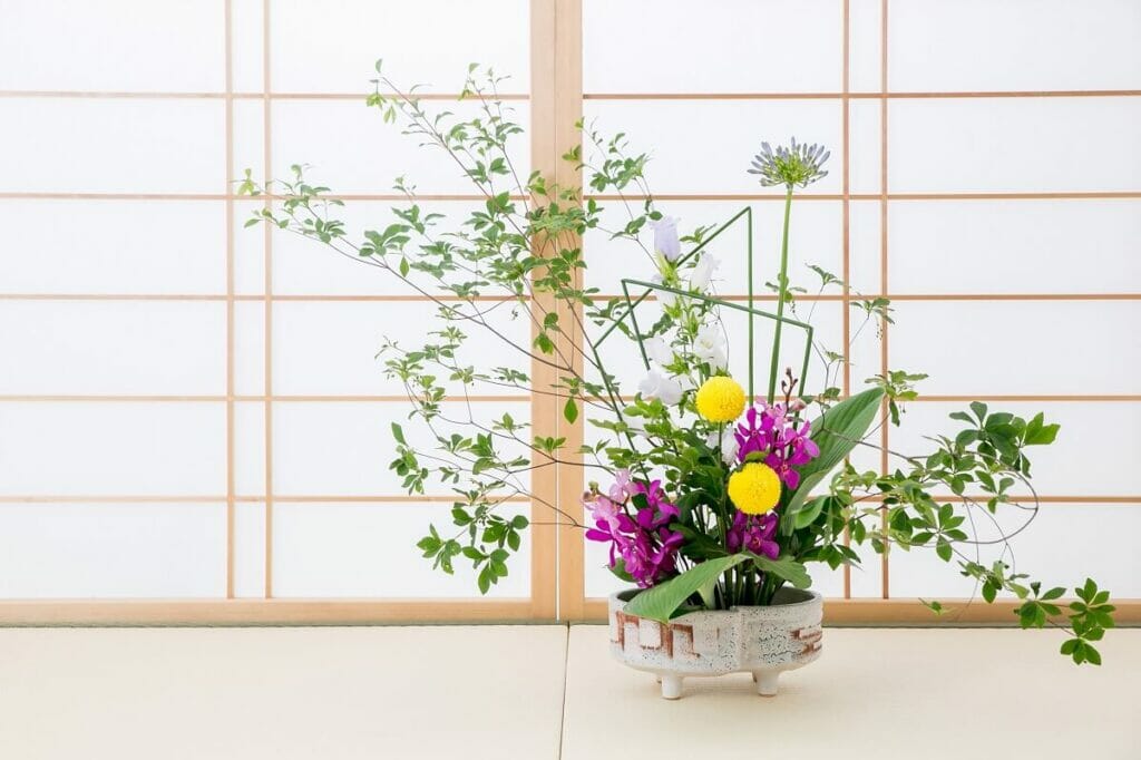 Quelles sont les règles fondamentales et la théorie de l'Ikebana ?