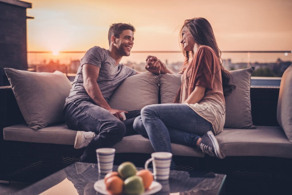 Renouveau Extérieur : Découvrez Comment Rafraîchir Votre Balcon avec du Mobilier Daté pour Lui Donner une Nouvelle Vie et une Apparence Moderne