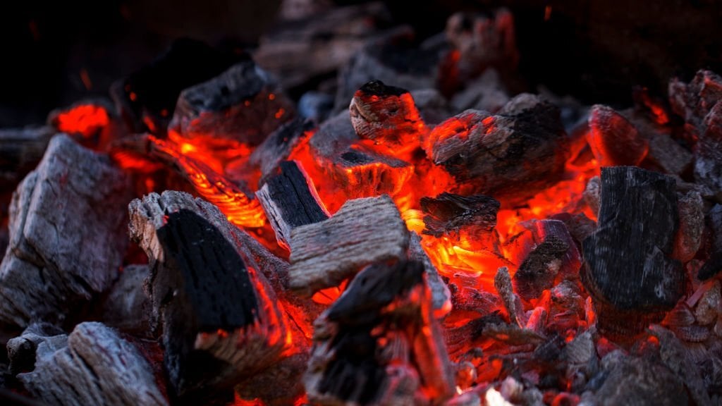 Charbon de bois contre l'humidité en chambre