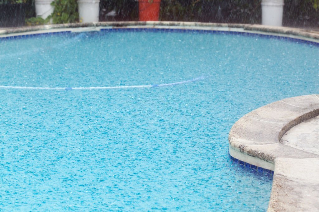 Eau de pluie dans piscine : avis experts