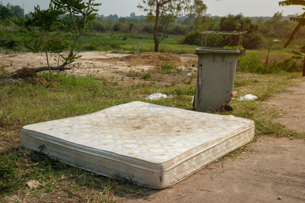 Raviver Votre Matelas : Astuces pour Éliminer les Taches Jaunes et Redonner de la Fraîcheur à Votre Matelas