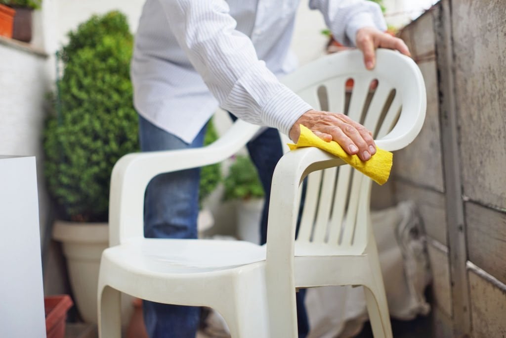 Éclat Renouvelé : Explorez les Diverses Solutions de Nettoyage pour Redonner à Votre Mobilier de Jardin en Plastique sa Beauté Originelle