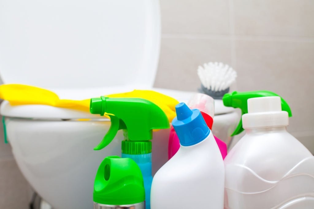 Toilettes Étincelantes : Astuces pour un Nettoyage Régulier et en Profondeur afin de Maintenir la Fraîcheur et l'Hygiène