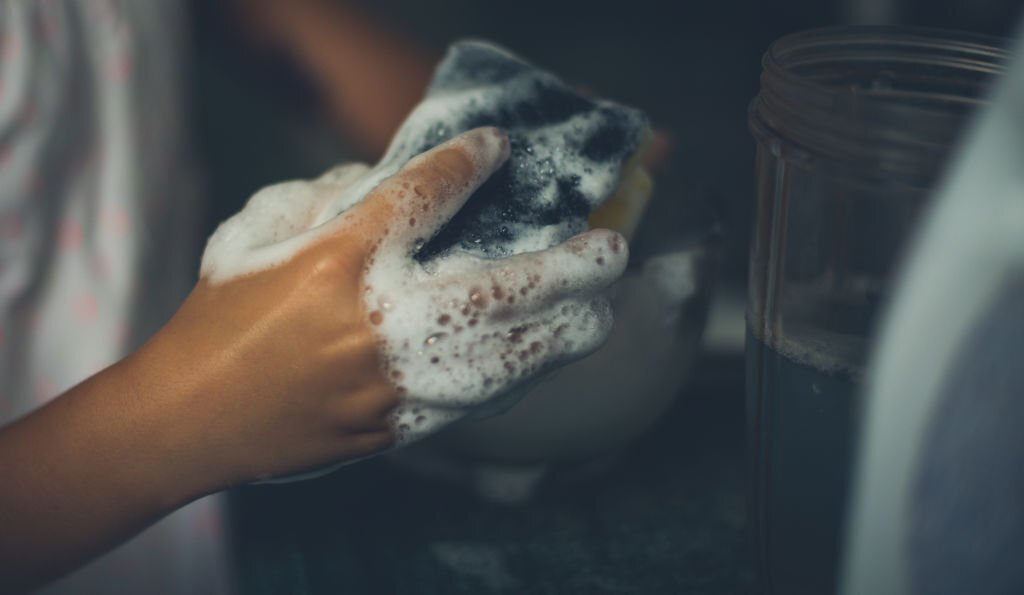 Attention aux Dommages : Découvrez 6 Objets qui Risquent de S'Abîmer si Nettoyés avec du Liquide Vaisselle, et Comment les Entretenir Correctement