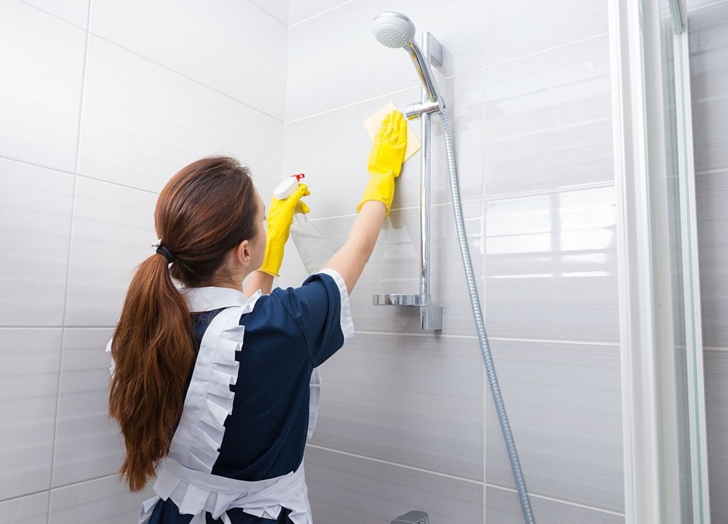 Paroi de douche plexiglas : Conseils pour la faire briller