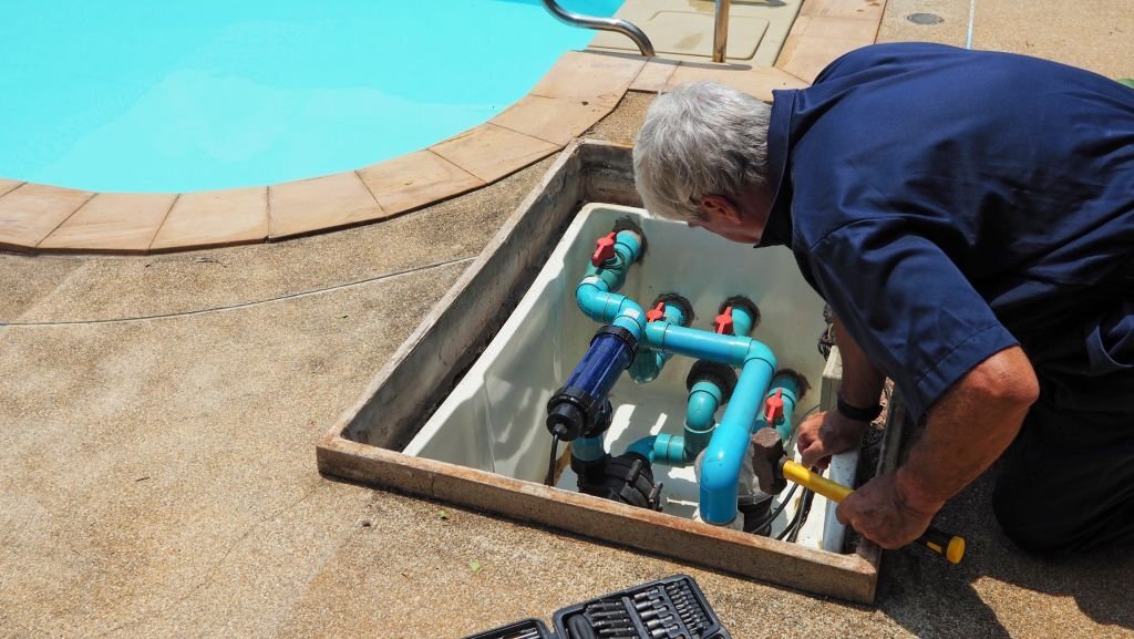 Clarté et Confort : Guide pour Planifier Soigneusement l'Entretien de Votre Piscine afin de Profiter d'une Eau Cristalline et d'un Espace Relaxant