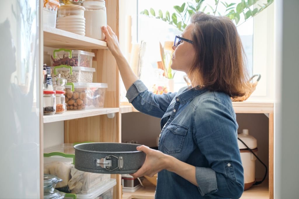 Optimisez votre rangement cuisine : astuces pour un gain d'espace radical.