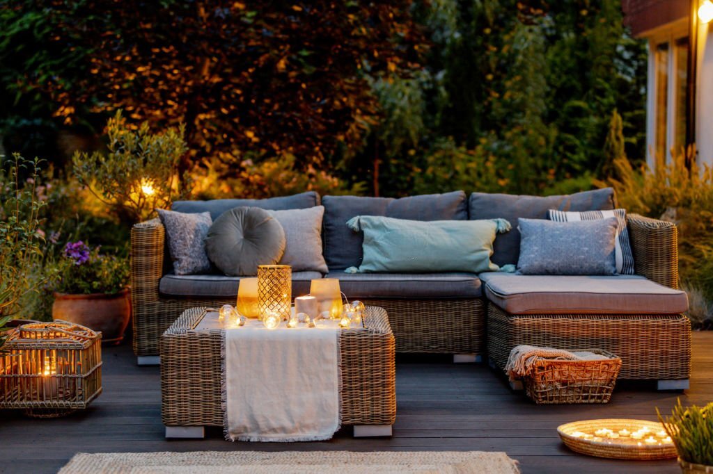 Rénovation Estivale : Astuces pour Redonner un Aspect Neuf à Votre Salon de Jardin et Profiter de l'Été en Toute Élégance
