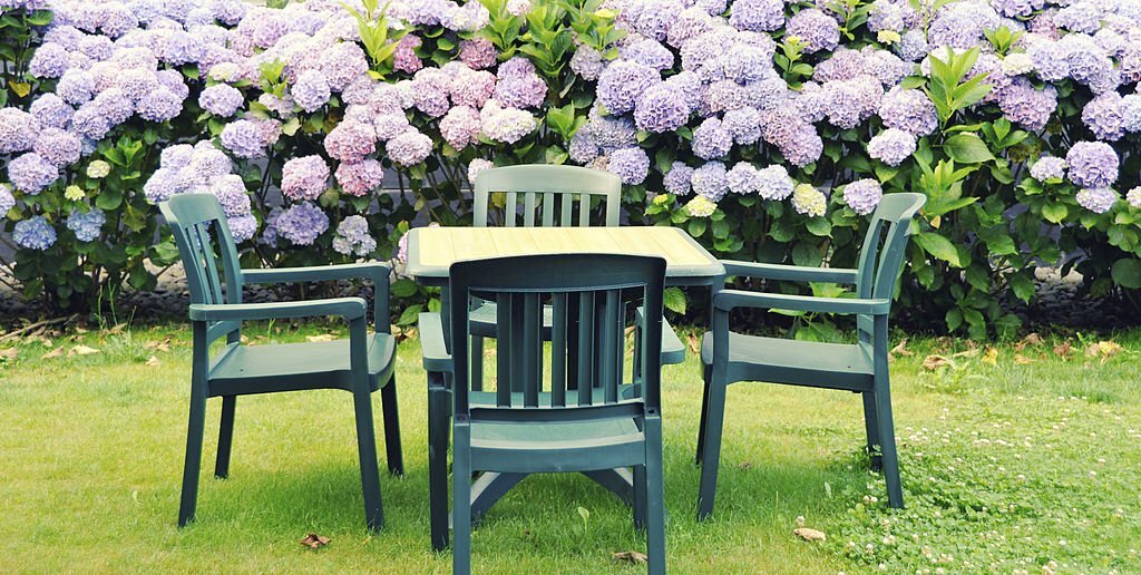 Table de jardin en plastique vert : Voici comment la rendre neuve