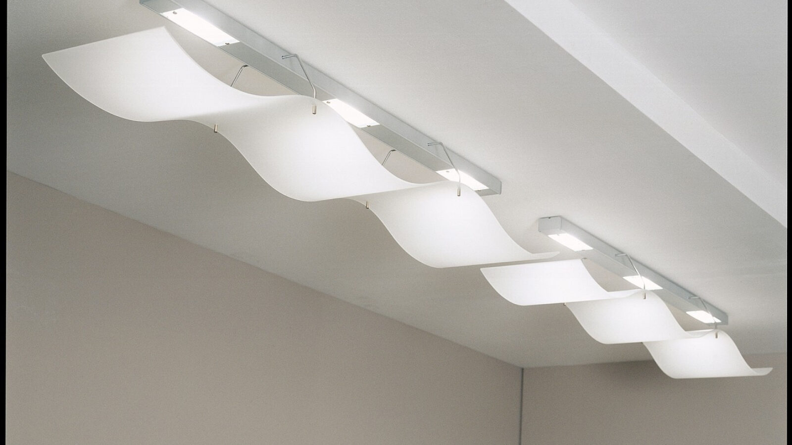 Créez l’ambiance parfaite grâce aux plafonniers LED dimmables…