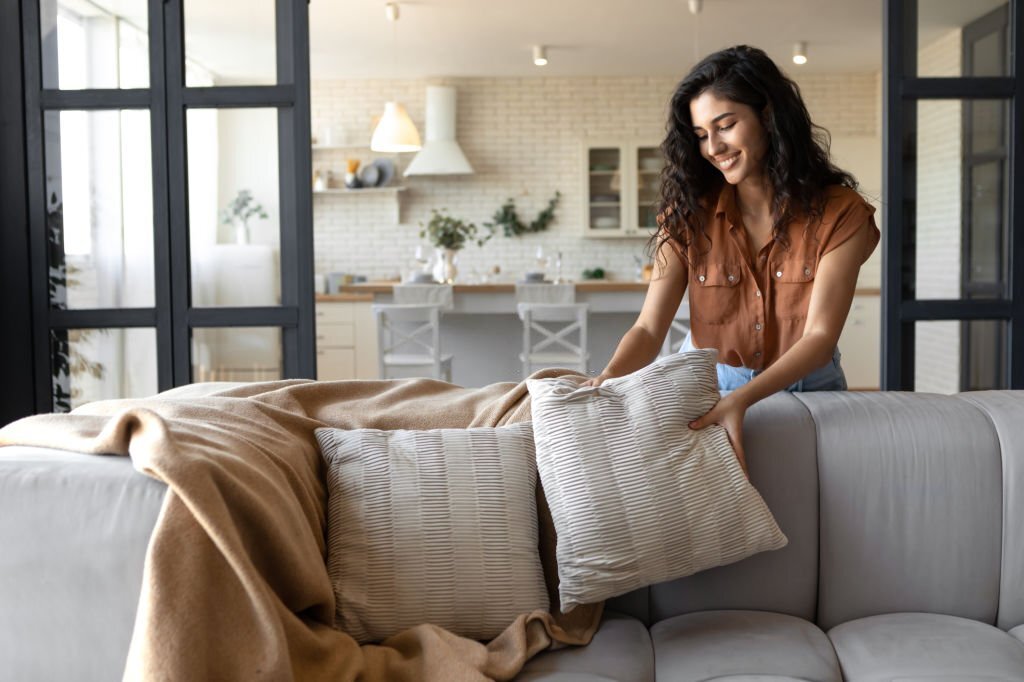 Coussins et jetés déco qui transforment votre intérieur.