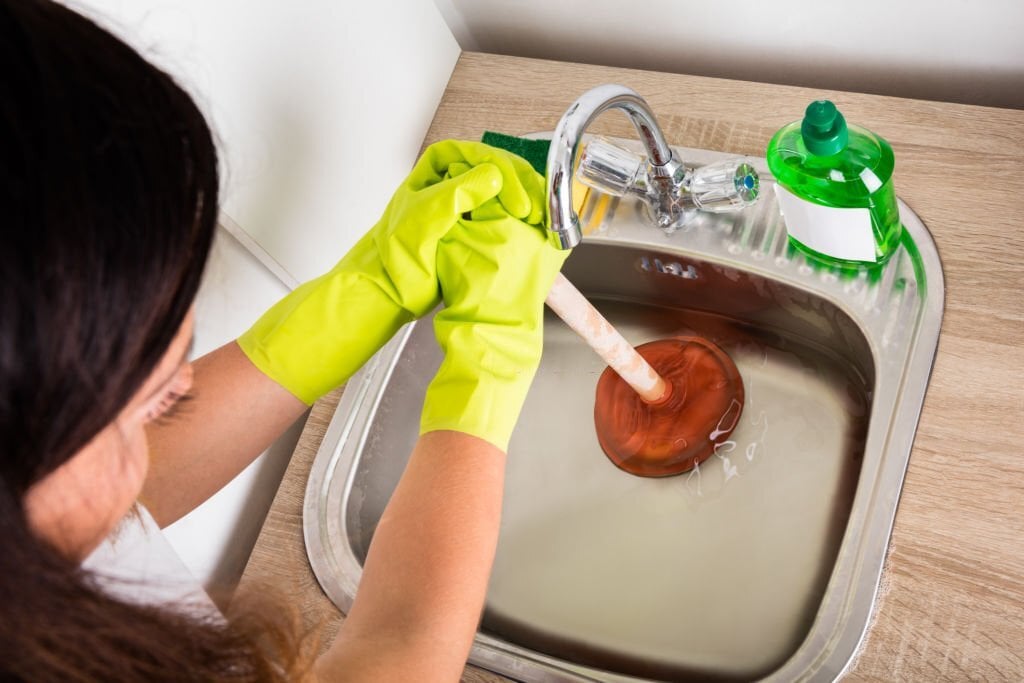 Déboucher vos canalisations : 7 techniques faciles et efficaces
