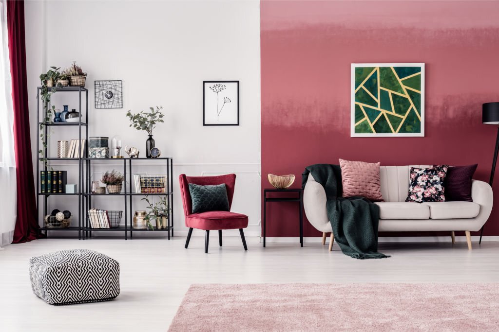 Décoration avec la couleur bordeaux