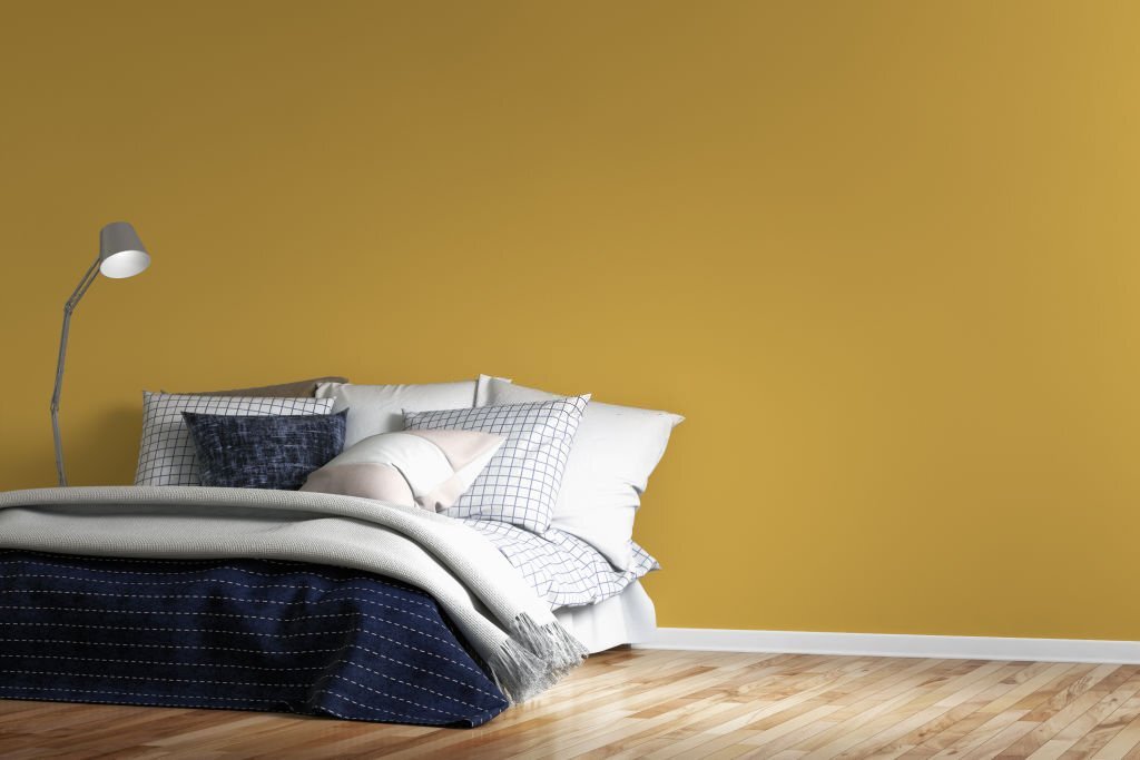 Décoration de chambre avec une touche de jaune moutarde