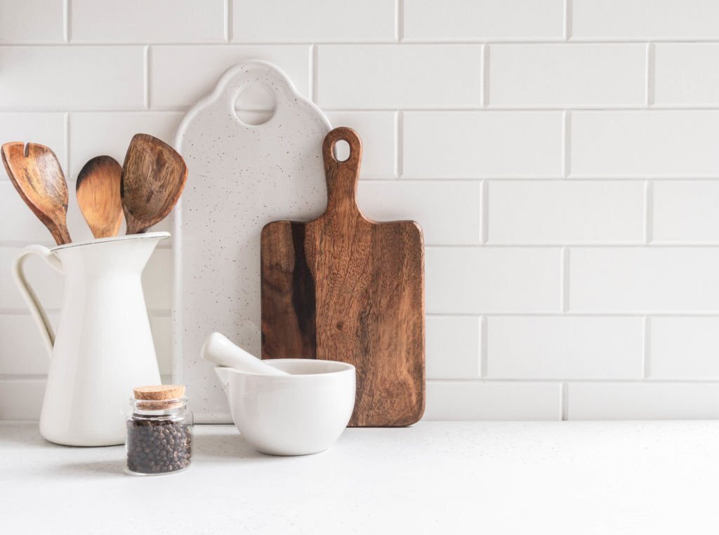 Éléments artisanaux et rustiques dans une cuisine