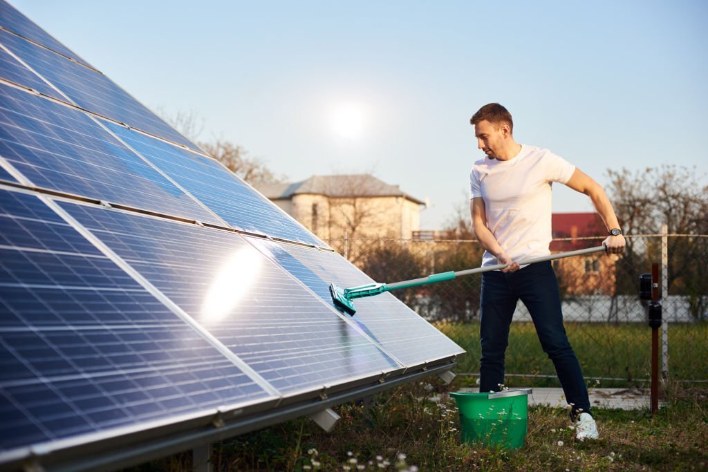 Panneaux solaires : le guide d'entretien pour une efficacité maximale