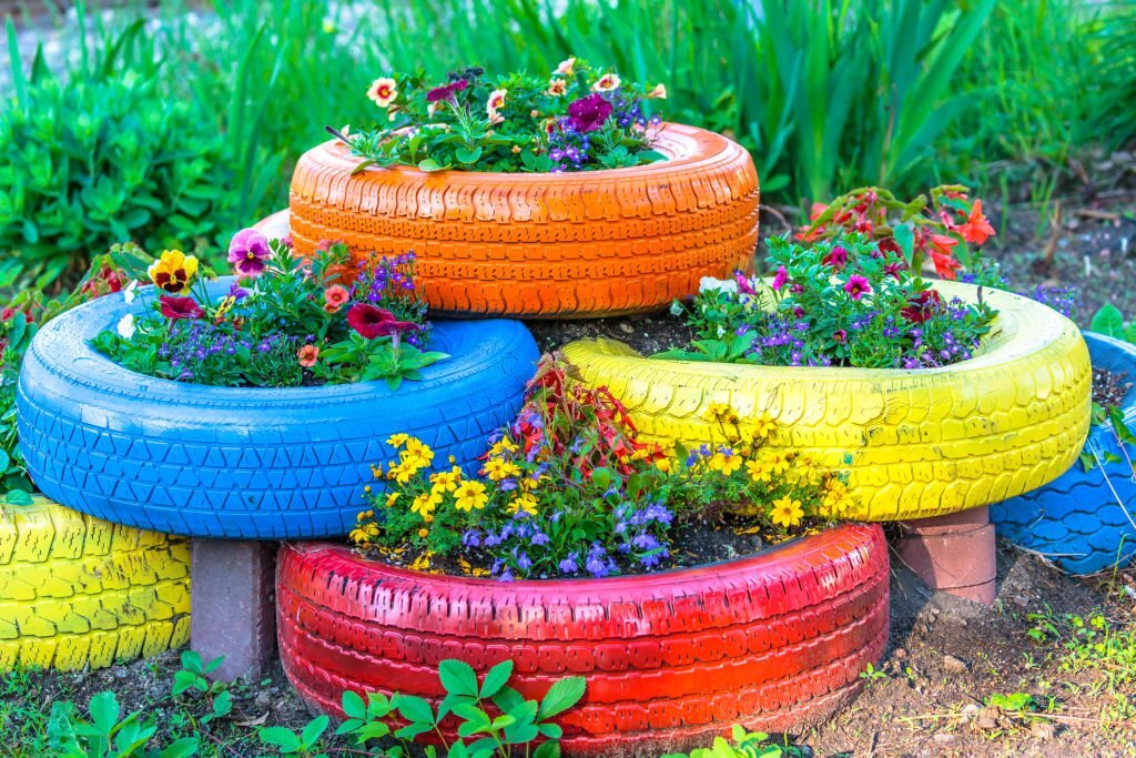 Utilisation créative des pneus pour aménager un jardin ludique