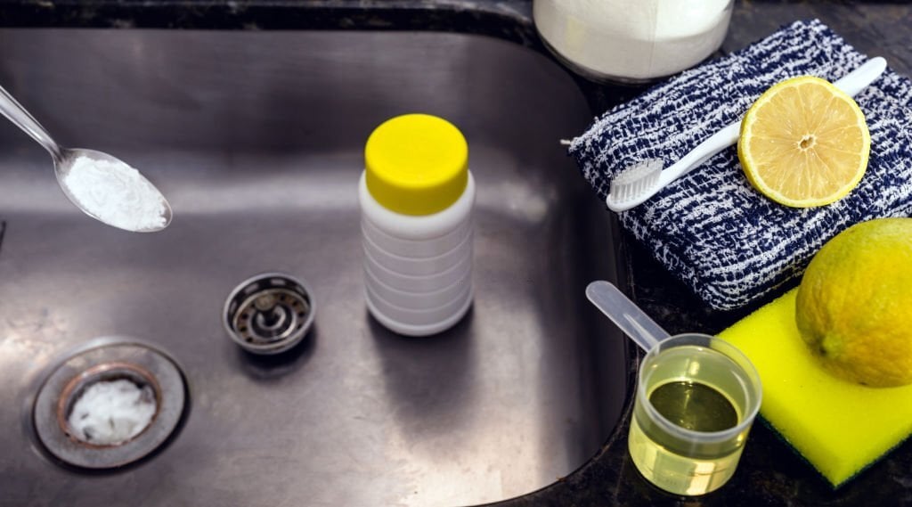 Utilisation du mélange sel et bicarbonate pour déboucher vos canalisations