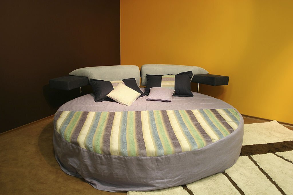 La pièce maîtresse avec un lit en palette et un design rond est idéale