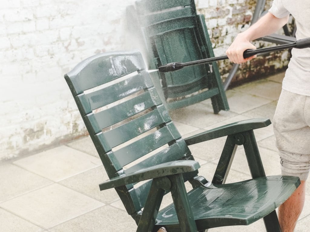 Conseils pour redonner vie à vos meubles d'extérieur en plastique jauni