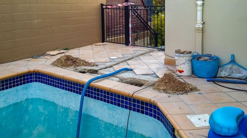 Réparation des fissures dans la structure de la piscine.