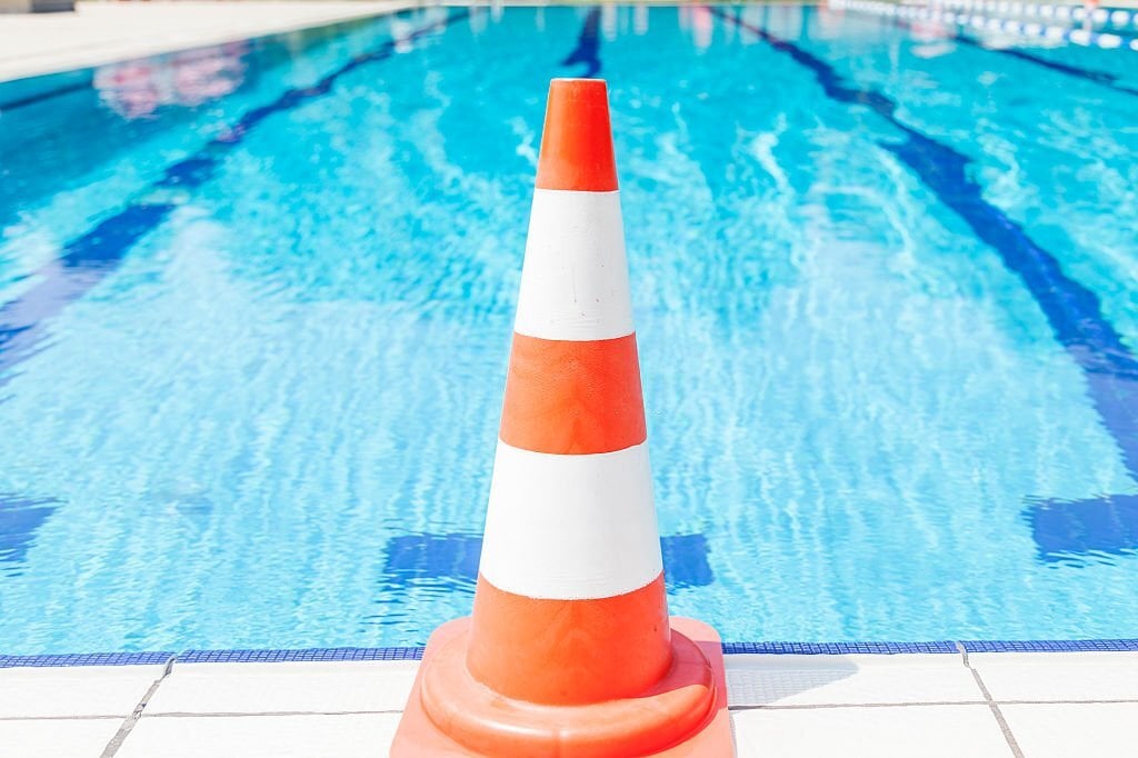 Réparation urgente de piscine pour sauver l'été.