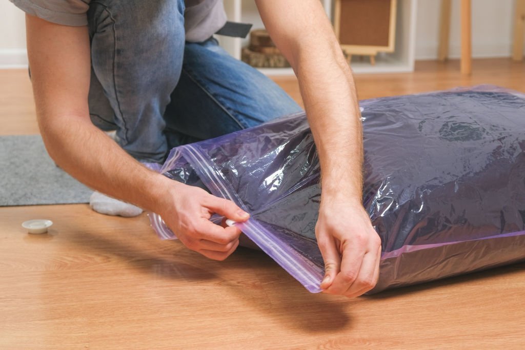 Utilisez des sacs hermétiques pour vos affaires en voyage : Protection contre les punaises de lit