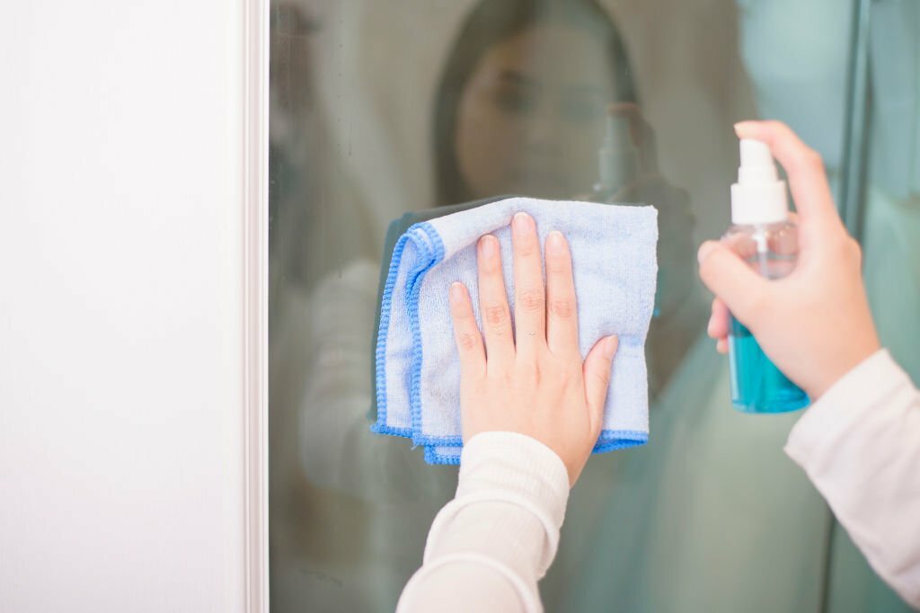 Investissez dans un nettoyant pour verre spécialisé