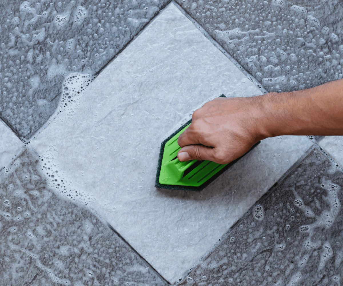 Utilisez des produits naturels respectueux de l'environnement pour nettoyer les carreaux