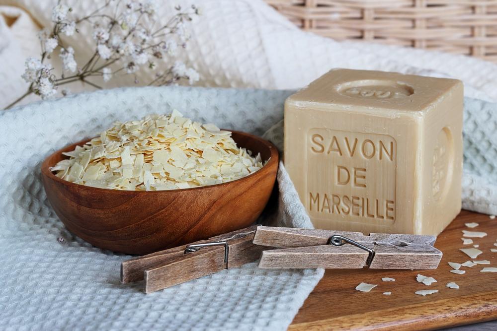 D’où vient le savon de Marseille : Histoire et fabrication de ce trésor traditionnel