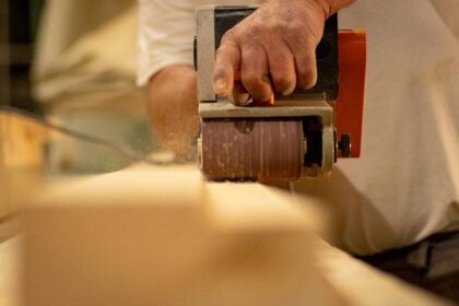 ponçage ponceuse électrique différentes surfaces papier verre abrasif