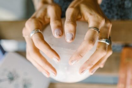 découvrez les principes et les significations de la numérologie, une pratique millénaire qui explore le symbolisme des chiffres et leur impact sur la vie quotidienne et les destinées individuelles.
