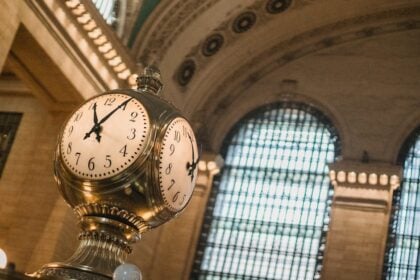 découvrez la signification de l'heure 14:14 en numérologie avec mirrored hour, un voyage fascinant dans les mystères des nombres.