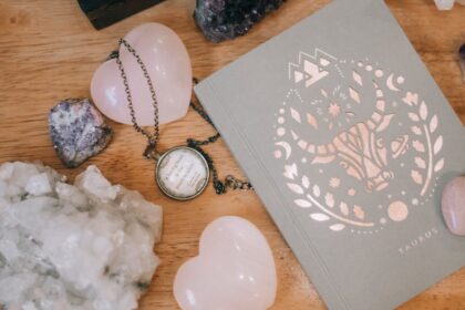 découvrez notre sélection de décorations mystiques qui apporteront une touche envoûtante à votre intérieur. explorez des objets uniques inspirés par la magie et l'ésotérisme pour créer une atmosphère captivante et spirituelle dans votre maison.