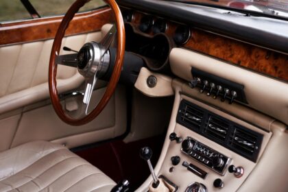 découvrez l'élégance du décor vintage avec des pièces uniques et intemporelles. transformez votre espace en un havre de charme rétro, alliant nostalgie et style contemporain. inspirez-vous de notre collection pour ajouter une touche d'authenticité à votre intérieur.