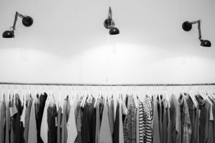 découvrez notre vaste sélection de garde-robes élégantes et fonctionnelles. transformez votre espace avec nos designs variés, adaptés à tous les styles et besoins de rangement. explorez dès maintenant pour trouver la garde-robe parfaite qui allie esthétique et praticité.