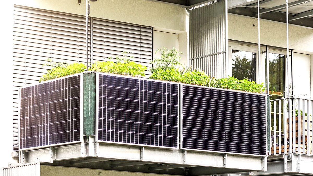 Cette installation solaire de balcon fait économiser 100 € d’électricité chaque été, selon un test de Que Choisir